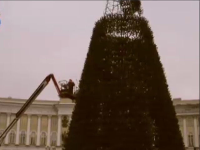 圣彼得堡冬宫前首次竖起人造新年枞树