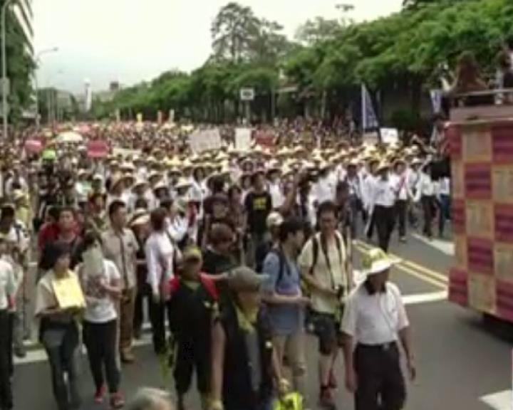 台湾反核团体发动万人大游行
