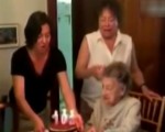 爆笑！百岁老人吹生日蜡烛“喷出假牙”